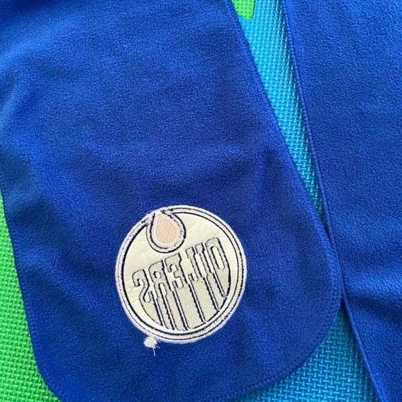 Edmonton Oilers Fleece Scarf Embroidered Crest Logo Blue - Picture 3 of 4